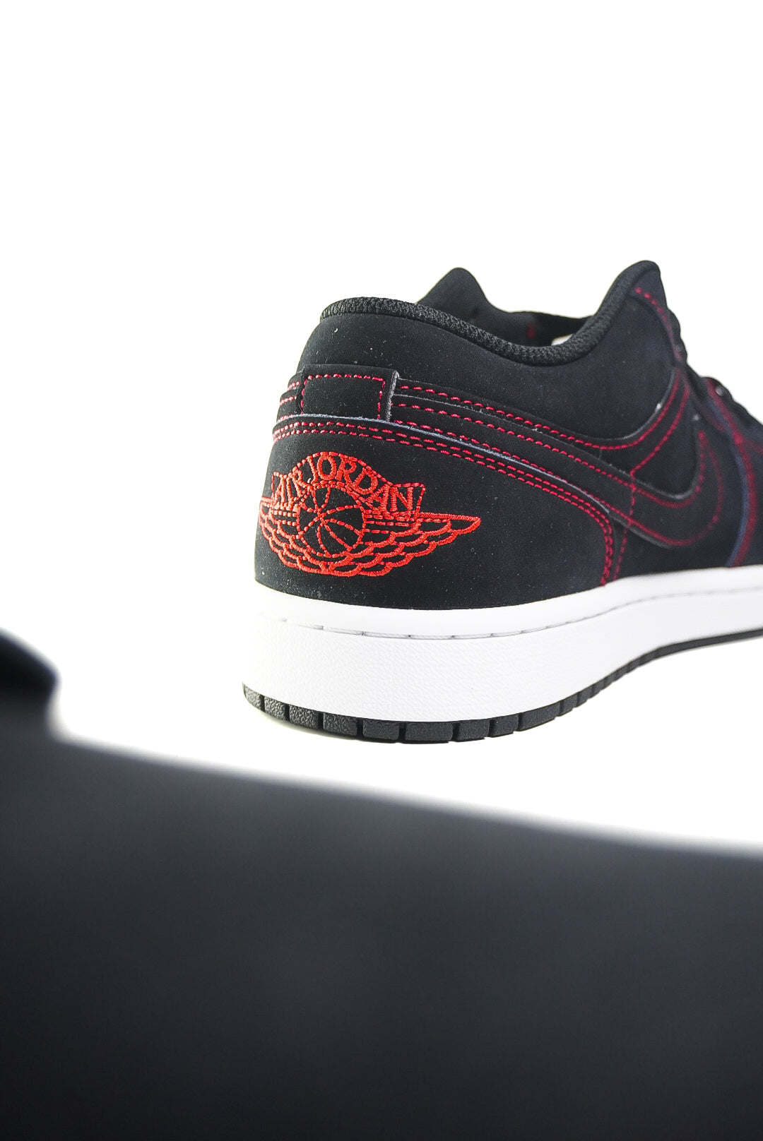 Jordan 1 Low “Bloodline”